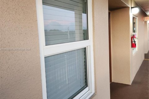 Condominio en venta en Pembroke Pines, Florida, 2 dormitorios, 97.73 m2 № 1982333 - foto 3