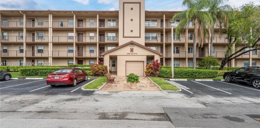Condominio en Pembroke Pines, Florida, 2 dormitorios  № 1982333
