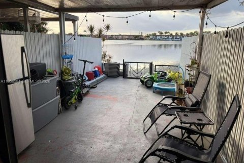 Снять в аренду таунхаус в Хайалиа, Флорида 2 спальни, 100.71м2, № 2006029 - фото 10