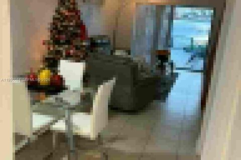 Снять в аренду таунхаус в Хайалиа, Флорида 2 спальни, 100.71м2, № 2006029 - фото 4