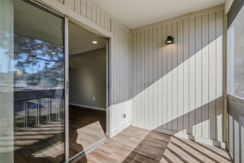 Propiedad comercial en venta en Tampa, Florida № 1990063 - foto 13