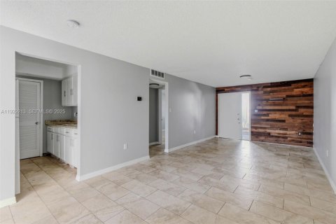 Propiedad comercial en venta en Tampa, Florida № 1990063 - foto 18