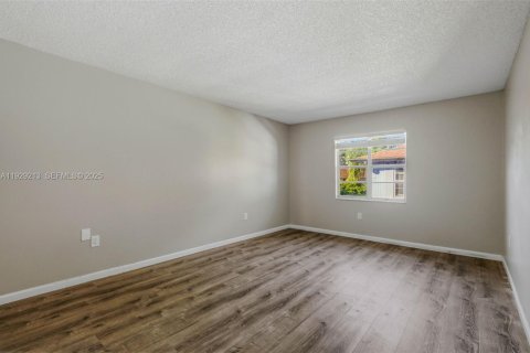 Propiedad comercial en venta en Tampa, Florida № 1990063 - foto 15