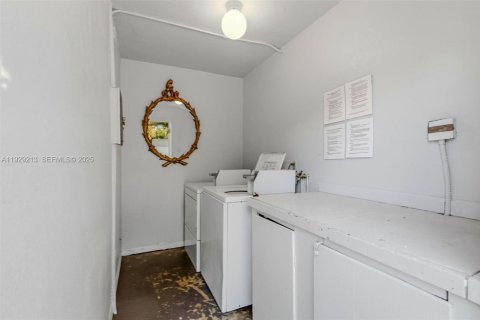 Propiedad comercial en venta en Tampa, Florida № 1990063 - foto 24