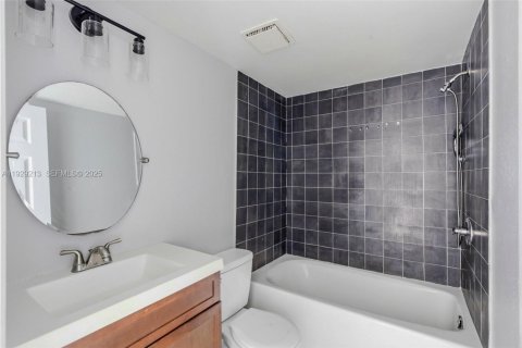 Propiedad comercial en venta en Tampa, Florida № 1990063 - foto 21