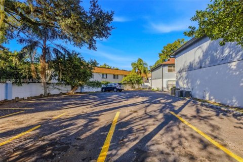 Propiedad comercial en venta en Tampa, Florida № 1990063 - foto 27