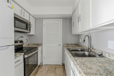 Propiedad comercial en venta en Tampa, Florida № 1990063 - foto 19