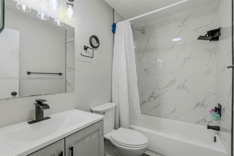 Propiedad comercial en venta en Tampa, Florida № 1990063 - foto 14