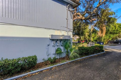 Propiedad comercial en venta en Tampa, Florida № 1990063 - foto 26