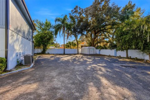 Propiedad comercial en venta en Tampa, Florida № 1990063 - foto 29