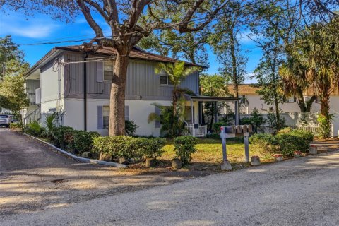 Propiedad comercial en venta en Tampa, Florida № 1990063 - foto 1