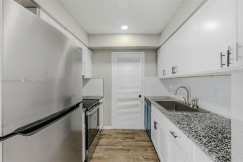 Propiedad comercial en venta en Tampa, Florida № 1990063 - foto 10