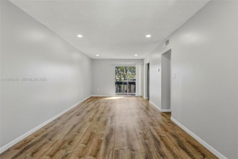 Propiedad comercial en venta en Tampa, Florida № 1990063 - foto 9