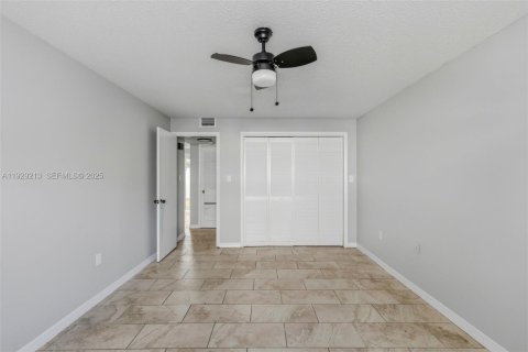 Propiedad comercial en venta en Tampa, Florida № 1990063 - foto 23