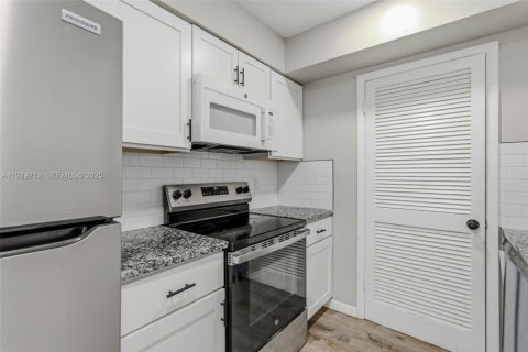 Propiedad comercial en venta en Tampa, Florida № 1990063 - foto 11