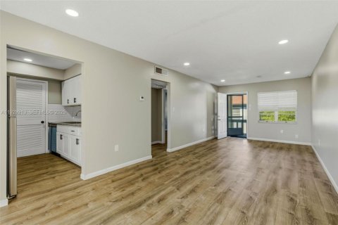 Propiedad comercial en venta en Tampa, Florida № 1990063 - foto 8