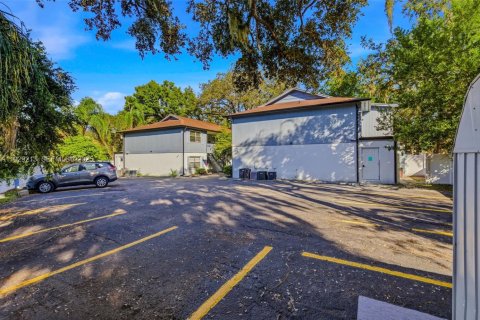 Propiedad comercial en venta en Tampa, Florida № 1990063 - foto 28