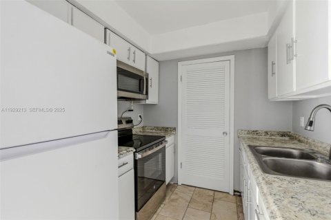 Propiedad comercial en venta en Tampa, Florida № 1990063 - foto 20