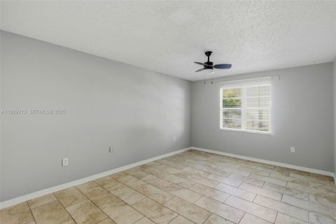 Propiedad comercial en venta en Tampa, Florida № 1990063 - foto 22