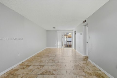 Propiedad comercial en venta en Tampa, Florida № 1990063 - foto 17