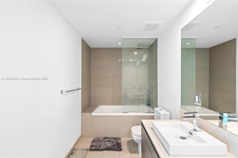 Condominio en venta en Miami, Florida, 1 dormitorio, 84.08 m2 № 1967151 - foto 18