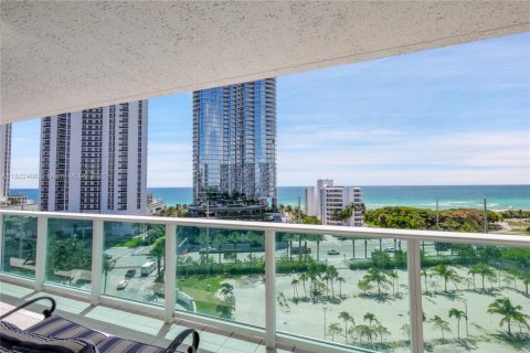Condo in Sunny Isles Beach, Florida, 2 bedrooms  № 1937939 - photo 12