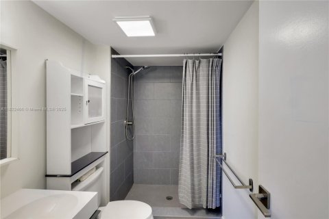 Condo in Sunny Isles Beach, Florida, 2 bedrooms  № 1937939 - photo 20