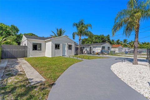 Commercial property in Miami, Florida 148.64 sq.m. № 1957140 - photo 1