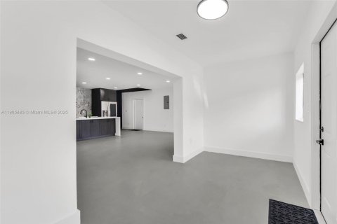 Commercial property in Miami, Florida 148.64 sq.m. № 1957140 - photo 5