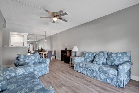 Condo in Pompano Beach, Florida, 2 bedrooms  № 1689159 - photo 12