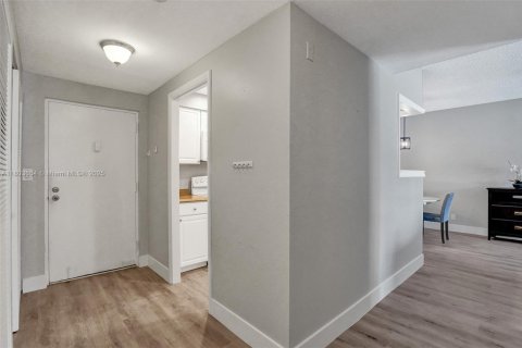 Condo in Pompano Beach, Florida, 2 bedrooms  № 1689159 - photo 20