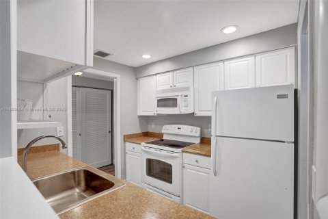 Condo in Pompano Beach, Florida, 2 bedrooms  № 1689159 - photo 4