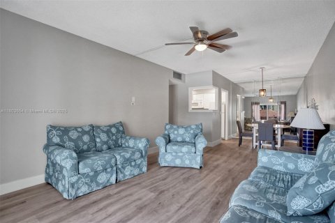 Condo in Pompano Beach, Florida, 2 bedrooms  № 1689159 - photo 13