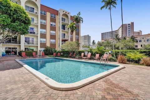 Condo in Pompano Beach, Florida, 2 bedrooms  № 1689159 - photo 1