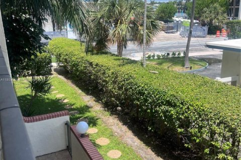 Condo in Pompano Beach, Florida, 2 bedrooms  № 1689159 - photo 17