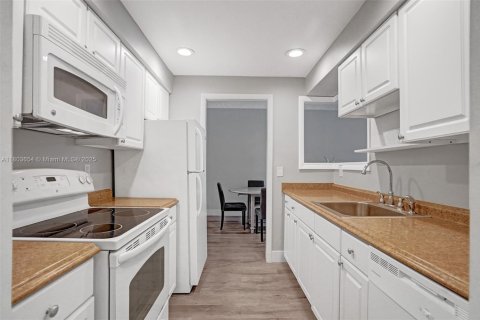 Condo in Pompano Beach, Florida, 2 bedrooms  № 1689159 - photo 5