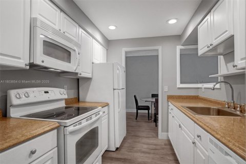 Condo in Pompano Beach, Florida, 2 bedrooms  № 1689159 - photo 3