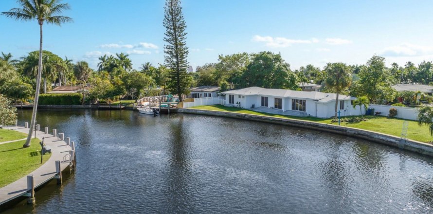 House in Wilton Manors, Florida 3 bedrooms, 174.19 sq.m. № 945338