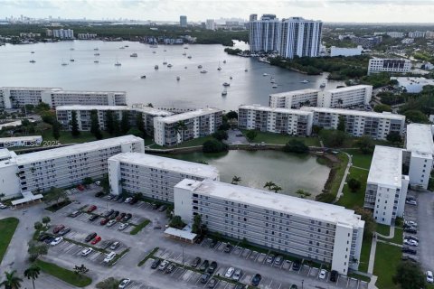 Condominio en venta en Aventura, Florida, 1 dormitorio, 72.19 m2 № 2077055 - foto 17