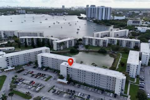 Condominio en Aventura, Florida, 1 dormitorio  № 2077055