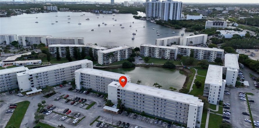 Condominio en Aventura, Florida, 1 dormitorio  № 2077055