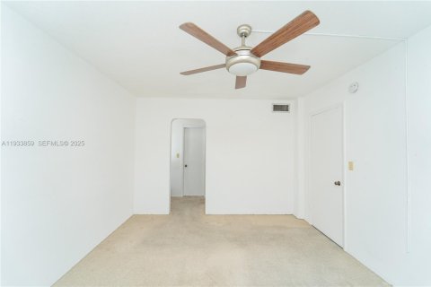 Condominio en venta en Aventura, Florida, 1 dormitorio, 72.19 m2 № 2077055 - foto 10