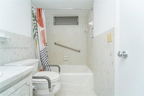 Condominio en venta en Aventura, Florida, 1 dormitorio, 72.19 m2 № 2077055 - foto 13
