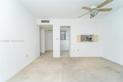 Condominio en venta en Aventura, Florida, 1 dormitorio, 72.19 m2 № 2077055 - foto 8