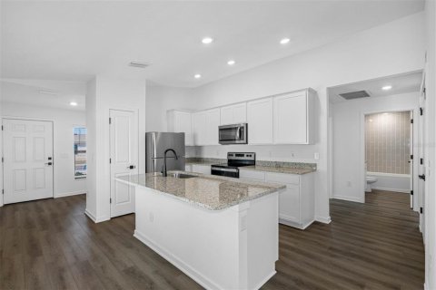 House in Spring Hill, Florida 3 bedrooms, 139.17 sq.m. № 2201794 - photo 2