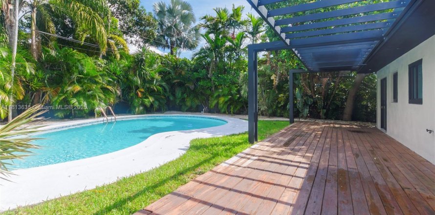 Villa ou maison à North Miami, Floride 4 chambres, 154.68 m2 № 1977315