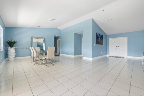 Villa ou maison à vendre à Homestead, Floride: 5 chambres, 261.06 m2 № 2060220 - photo 15