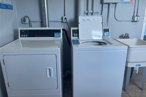 Copropriété à vendre à Hallandale Beach, Floride: 2 chambres, 95.41 m2 № 2056948 - photo 11