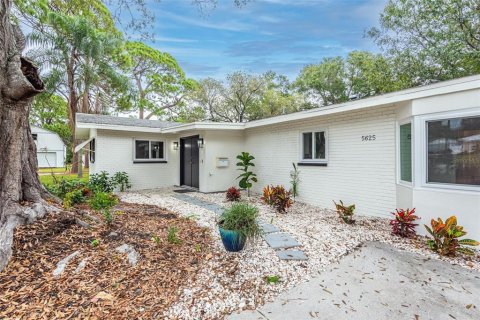 House in Saint Petersburg, Florida 3 bedrooms, 154.03 sq.m. № 2375509