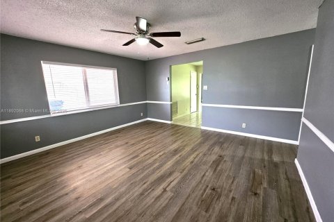 House in Margate, Florida 2 bedrooms, 107.86 sq.m. № 1944946 - photo 24